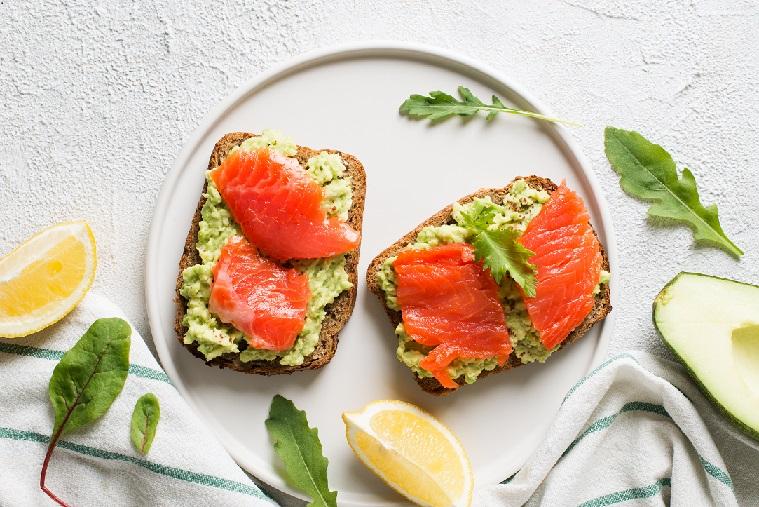 Тост с яйцом и гуакамоле