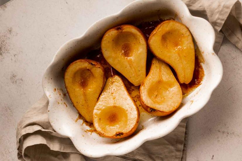 Груша, запеченная с медом и корицей